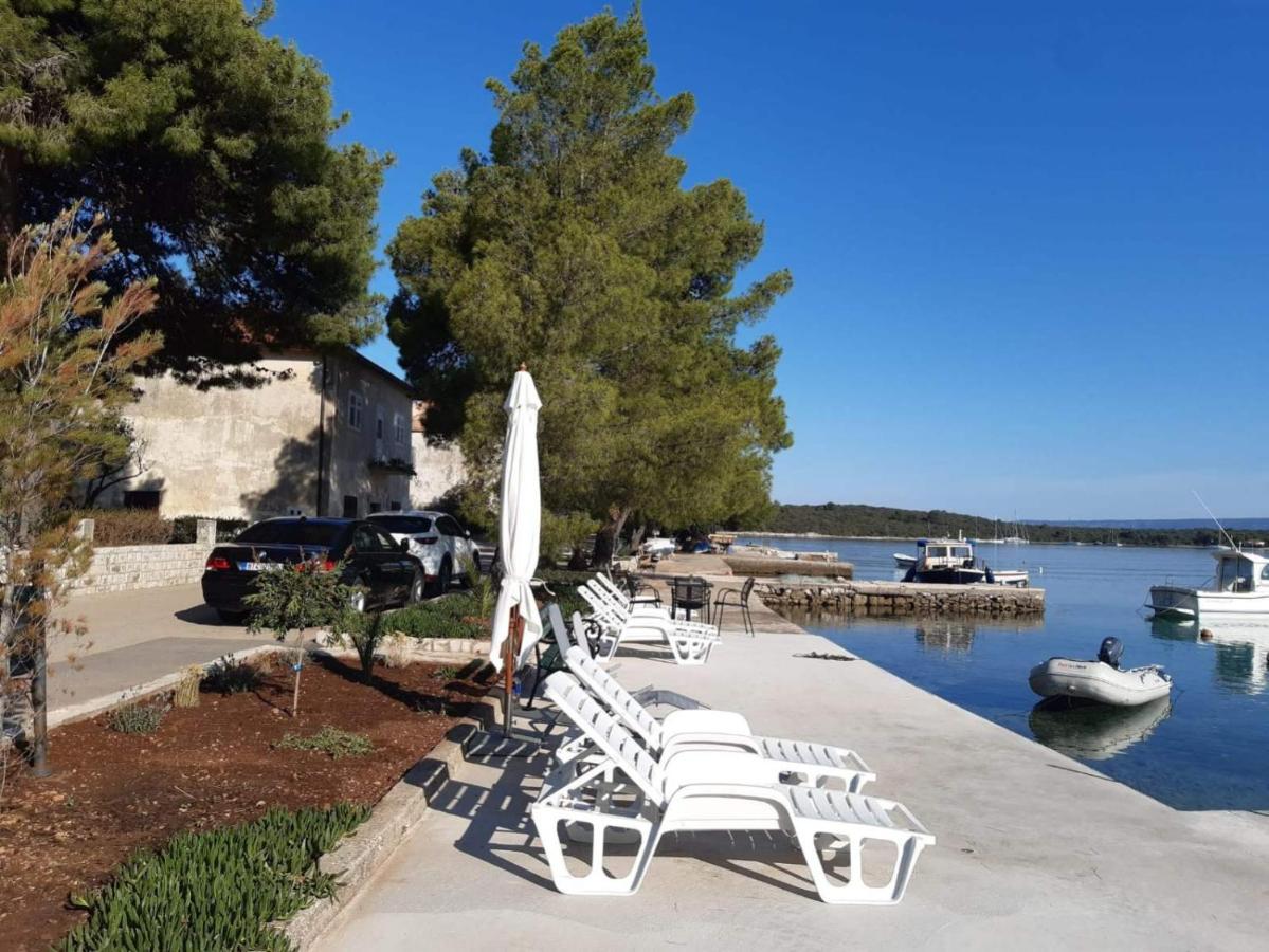 Ceratonia Apartments Loviste Luaran gambar