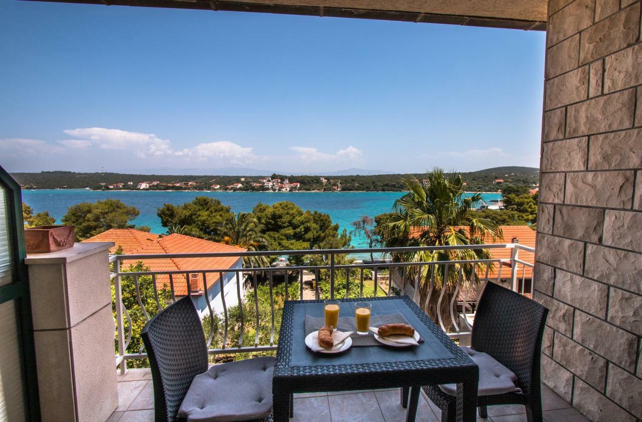 Ceratonia Apartments Loviste Luaran gambar