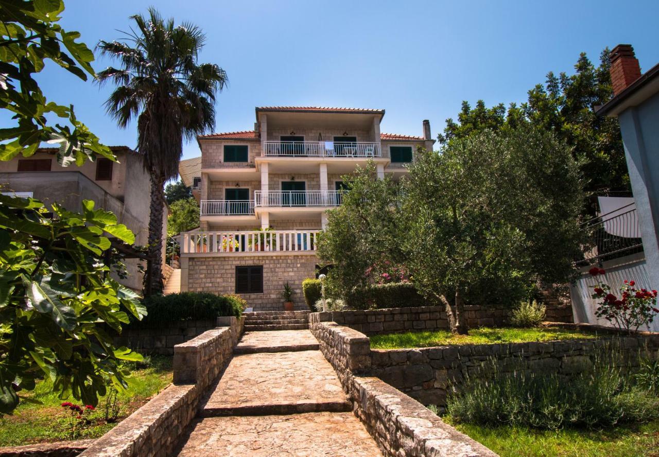 Ceratonia Apartments Loviste Luaran gambar